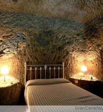 Casa-Cueva El Mimo's master bedroom