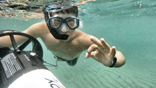 Look, one-handed snorkelling